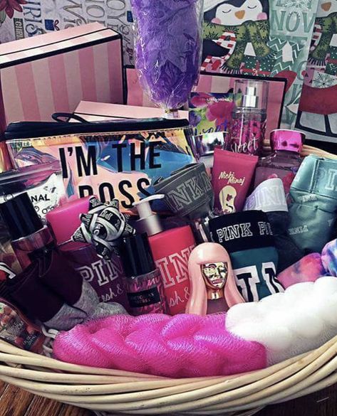 🌹 Pinterest: abrianaf92 🌹 Follow me for more pins😇 Victoria Secret Gift Basket, Egg Basket Ideas, Easter Egg Basket Ideas, Bsf Gifts, Pink Gift Basket Ideas, Pink Gift Basket, Girl Gift Baskets, Anniversaire Diy, Birthday Basket