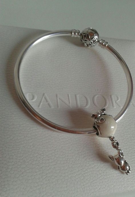 Pandora Mouse and balloon and gift - bracelet :) Pandora Bracelet Simple, Pandora Bracelet Ideas Simple, Pandora Bangle Bracelet Ideas, Pandora Bangle Bracelet, Pandora Bracelet Charms Ideas, Pandora Bangle, Gift Bracelet, Bracelet Charms, Pandora Bracelet Charms