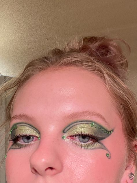 Evil Tinkerbell Costume, Tinker Bell Eye Makeup, Tinkerbell Inspo Outfits, Tinkerbell Halloween Makeup, Tinker Bell Inspired Makeup, Tinkerbell Inspired Makeup, Tinker Bell Makeup Looks, Tinker Bell Makeup Halloween, Tinkerbell Costume Makeup