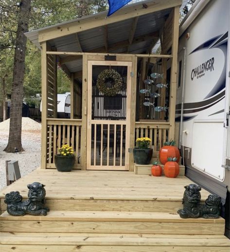 Camper Living Outdoor Space, Outdoor Living Space With Camper, Outdoor Camp Kitchen, Travel Trailer Outdoor Living Space, Trailer With Porch, Camper Outdoor Kitchen, Rv Outdoor Kitchen Ideas, Camper Deck Ideas Campsite, Camper Outdoor Set Up