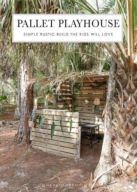 Diy Wood Playhouse Easy, Diy Outdoor Clubhouse, Treehouse Sign Ideas, Natural Playscapes Diy, Pallet Clubhouse Diy, Pallet Fort Ideas, Outdoor Diy Playground, Pallet Playhouse Diy How To Build, Tropical Diy Decor