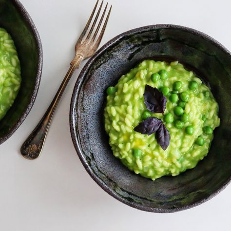 Vibrant Green Pea and Herb Risotto Green Pea Risotto, Sweet Pea Risotto, Pea Risotto Recipes, Herb Risotto, Green Risotto, Pesto Risotto, Winter Flavors, Pea Risotto, Budget Dinner