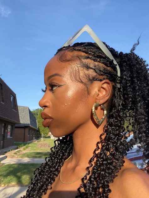 Spring Braids Hairstyles, Spring Braids Black Women, Mini Passion Twists Long, Spring Twist Styles, Types Of Braids For Black Women, Spring Twist Hairstyles, Mini Passion Twists, Spring Twist Braids, Short Passion Twists