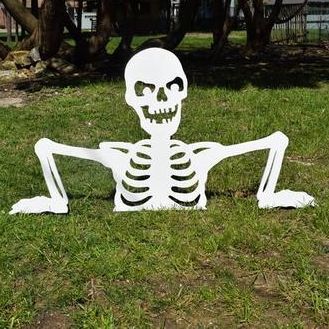 30 Best Outdoor Halloween Decoration Ideas - Creative Halloween Front Yard Decorating Halloween Gravestones, Monster Wreath, Halloween Yard Art, Outdoor Halloween Decorations, Easy Diy Halloween Decorations, Halloween Wood Crafts, Creepy Decor, Halloween Silhouettes, Ideas Jewelry