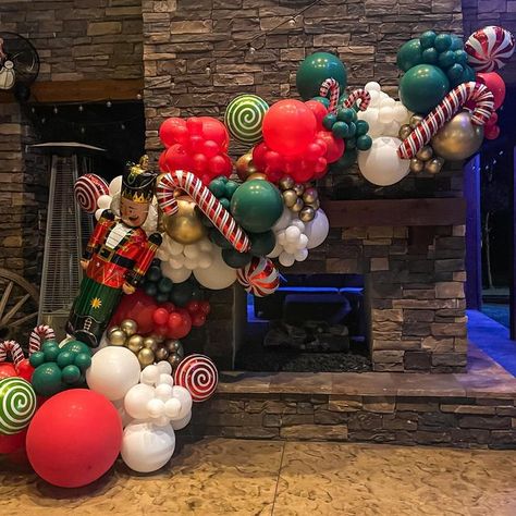 T W O B R U N N E T T E S on Instagram: "We can’t believe only 8 DAYS until C H R I S T M A S!!🌲- the year is almost over —> swipe to see the perfect addition to an outdoor fireplace . . . . ________________ #houstonballoons #houstontexasevents #houstoneventcompany #baloongarlands #balloondecor #balloonbackdrop #eventdecor #houstoneventvendor #weddingdecor #bachlorettepartydecor #igbackdrops #influencerbackdrops #colorparty #garlands #balloonpartydecor #montgomerypartydecor #montgomerytexas Balloon Arch With Christmas Lights, Christmas Decor With Balloons, Balloon Garland On Fireplace, Fireplace Balloon Garland, Christmas Balloon Arch, Balloon Inspiration, Balloons Ideas, Holiday Balloons, Christmas Balloon Decorations