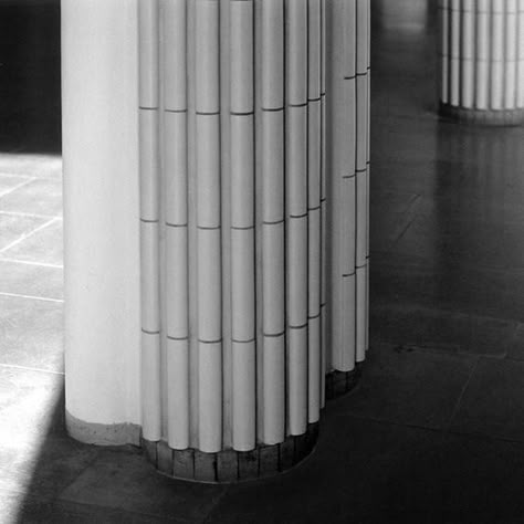 A different take on the fluted column, with tiles designed by Alvar Aalto. Alvar Aalto Interior, Reform Kitchen, Heath Ceramics Tile, Columns Interior, Column Cladding, Aino Aalto, Fluted Columns, Joinery Details, Column Design