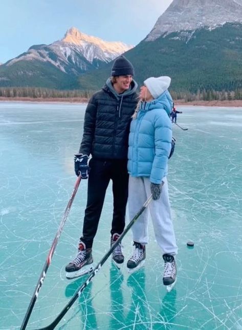 Hockey And Ice Skating Couple, Couple Goal Hockey, Hockey Pictures Couples, Cute Couple Pics Hockey, Winter Relationship Goals, Hockey Couple Goals Boyfriends, Hockey Relationship Goals, Ice Skating Couple Pics, Hockey Boys Couple