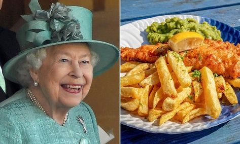 The Queen's posh fish and chips recipe revealed by ex-royal chef Darren McGrady | HELLO! Darren Mcgrady Recipes, Fish And Chips Recipe, Fish Supper, Fish N Chips Recipe, Chunky Chips, Royal Recipe, British Recipes, Recipes Fish, Mushy Peas