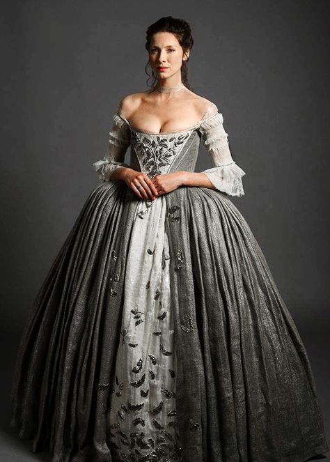 Claire (Caitriona Balfe) from "Outlander" Outlander Wedding Dress, Outlander Wedding, Outlander Costumes, Outlander Claire, Outlander Season 1, Outlander Tv Series, Claire Fraser, Outlander Jamie, The Outlander