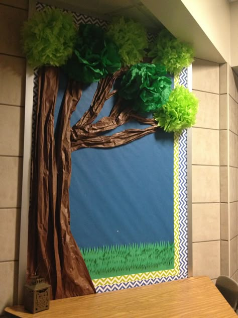 Year long bulletin board.  Trunk made from brown butcher paper.  Leaves made from tissue paper flowers from Party City. Summer: green tissue; Fall: orange, red, brown tissue; Winter: bare branches; Spring: pink tissue Paper Tree Classroom, Bulletin Board Tree, Classroom Tree, Book Displays, School Displays, Door Decorations Classroom, Classroom Bulletin Boards, School Bulletin Boards, Paper Tree