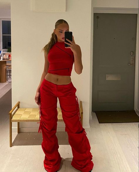 Outfit Rojo Y Blanco, Y2k Red Outfit, Red Streetwear Outfit, Red Ootd, Red And White Outfits, Fashion 2000s, Mode Shoes, Concert Outfits, Iconic Dresses