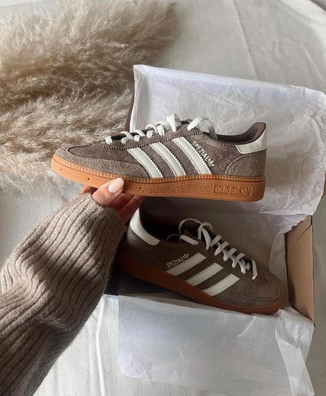 Adidas Shoes Brown, Sneakers Trending, Adidas Samba Outfits, Surfergirl Style, Samba Outfits, Adidas Brown, Trainers Adidas, Adidas Samba Outfit, Fall Sneakers