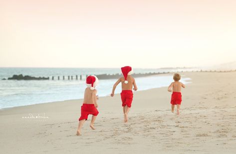 Family Christmas Pictures Outfits Beach, Summer Christmas Aesthetic, Christmas Beach Family Photos, Christmas Beach Photoshoot, Beach Christmas Card Photo, Christmas Beach Photos, Beach Christmas Pictures, Cousins Christmas, Beach Photoshoot Family