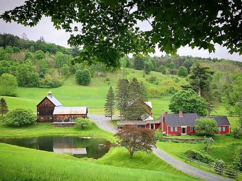 Pomfret Vermont, Vermont Farmhouse, Woodstock Vt, Woodstock Vermont, Business Expenses, Summer Things, Sleepy Hollow, Old Farm, Country Estate