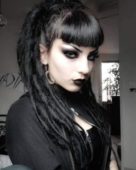 Gothic Hairstyles Long, Art Steampunk, Gothic Hairstyles, Goth Hair, Makeup Hacks Beauty Secrets, Dread Hairstyles, Gothic Beauty, Easy Hairstyles For Long Hair, Hairstyles For School