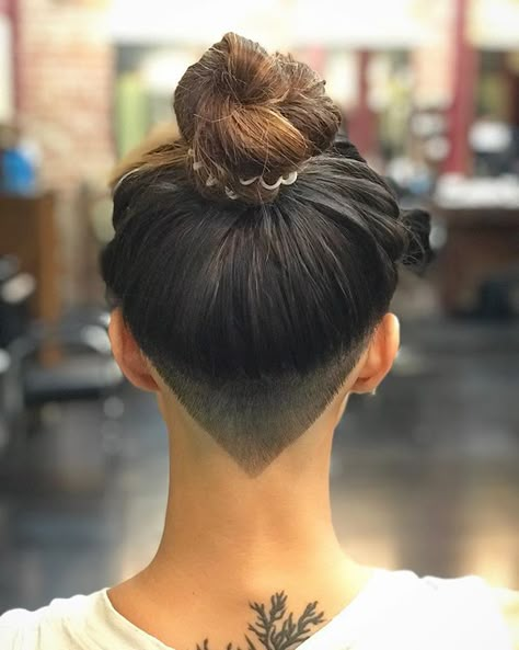 Fade Haircut Women Long Hair, V Undercut Long Hair, Undercut Fade Women Long Hair, Undercut V Shape, Partly Shaved Hair Women, Soft Undercut Long Hair, Side Shaved Hair, Hair Design Ideas, Undercut Ideas