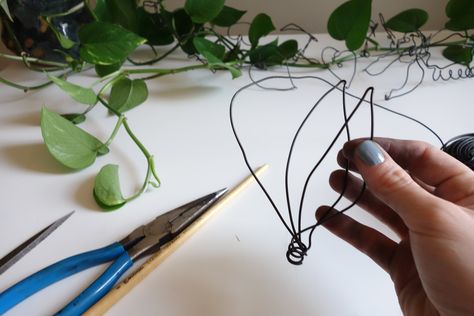 Wire Poppy Flower, How To Make Wire Flowers Tutorials, Making Wire Flowers, How To Make Wire Flowers, Diy Angle Wings, Wire Flowers Tutorial, Wire Flower Tutorial, Wire Flowers Diy How To Make, Wire Flowers Diy