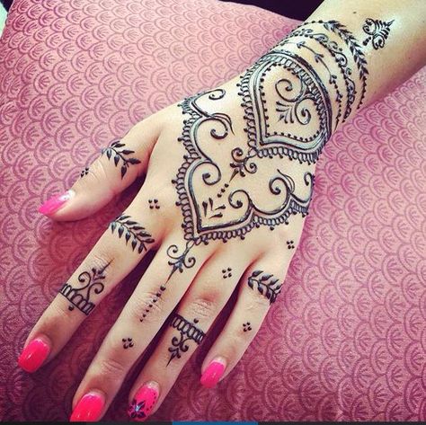 Cute Henna Tattoos Hand, Lotus Henna, Cute Henna Designs, Tattoos Hand, Cute Henna Tattoos, Henna Style Tattoos, Henna Nails, Cute Henna, Henna Tattoo Hand