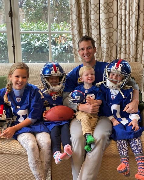 🔵Eli Manning Fan Page🔴 on Instagram: “Eli watching the Giants today with his family! #NFL #NYGiants #NYG #NewYork #MetLife #Giants #EliManning #GoldenTate #DariusSlayton…” Peyton Manning Family, Ryan Reynolds Kids, Ny Giants Football, Famous Moms, Eli Manning, Selma Blair, Giants Football, Will Ferrell, Peyton Manning