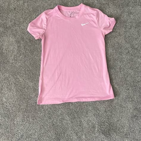 pink nike tshirt Dry Fit Tshirts, Volleyball Fits, Nike Tshirts, Nike T Shirts, Gymwear Outfits, Cute Nike Outfits, University Shirt, Fitness Wear Outfits, Cute Gym Outfits