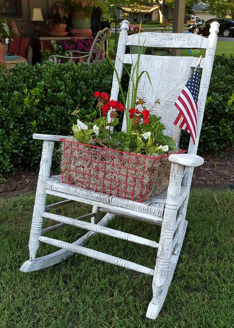 Old Rocking Chairs, Chair Planter, Porch Flowers, Old Chairs, Diy Furniture Easy, Diy Planters, Wire Baskets, Outdoor Oasis, Drop In