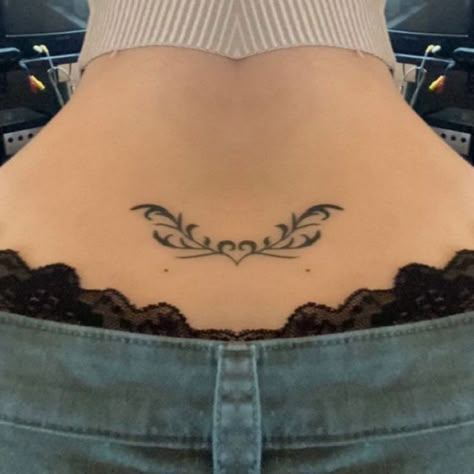 ␌ on Twitter: "tramp stamps r so cute… " Lumbar Tattoo Women, Back Waist Tattoo For Women, Lumbar Tattoo, Trampstamps Tattoo, Hot Back Tattoos For Women, Tramp Stamps, Lower Back Tattoo, Waist Tattoos, Stylist Tattoos