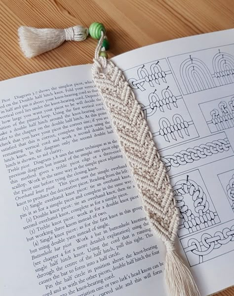 Bookmark Crochet Tutorial, Macrame Bookmark, Marque-pages Au Crochet, Macrame School, Bookmark Crochet, Bookmark With Tassel, Macrame Headboard, Crochet Bookmark, Makramee Diy