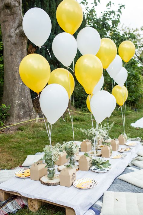 Yellow 18th Birthday Party, Birthday Yellow Theme, Yellow Themed Birthday Party, Kids Gardening Party, Boys Garden, Decoration Buffet, Idee Babyshower, Daisy Party, Outdoors Birthday Party