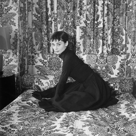 Aubrey Hepburn, Audrey Hepburn Photos, Audrey Hepburn Style, Cecil Beaton, Classic Actresses, History Of Photography, Great Photographers, Photography Skills, Street Photo