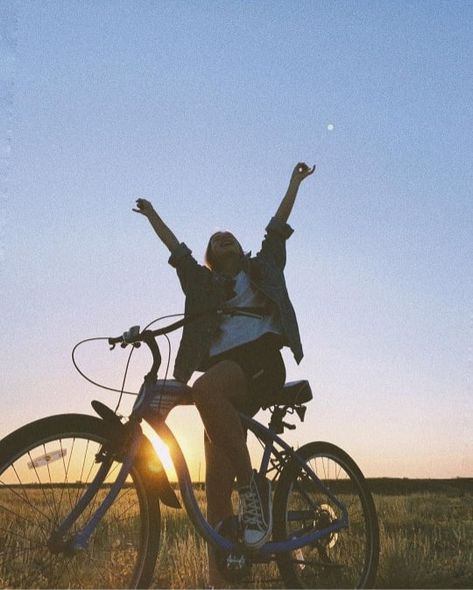 Aesthetic Bike Pictures, Cycling Aesthetic, Biking Photography, Beautiful Vision Boards, Biking Aesthetic, Hope Aesthetic, Aesthetic Bike, Granola Aesthetic, Artsy Photography