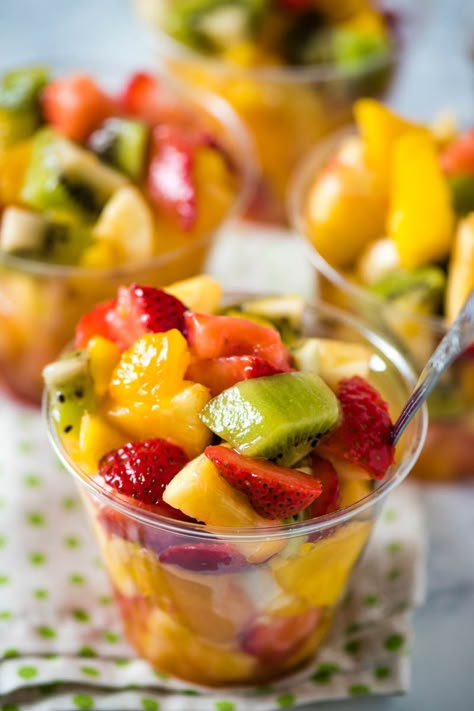 Salad Cups For Party, Fruit Salad Cups, Individual Fruit Cups, Tropical Fruit Salad Recipe, Salad Cups, Pizza Fruit, Salad Appetizer Cups, Tropical Fruit Salad, Resep Salad