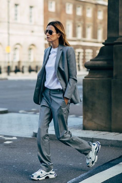 relaxed spaced - London Fashion Week Street Style Spring 2019 | POPSUGAR Fashion UK Oversized Tailoring, Oversized Blazers, London Fashion Week Street Style, London Fashion Weeks, Grey Suit, Popsugar Fashion, Bold Patterns, Looks Street Style, Street Style Trends