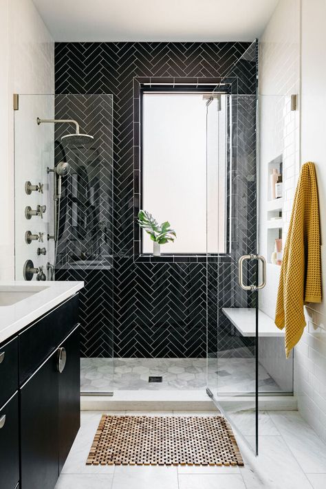 Modern black and white bathroom with walk in shower and herringbone tile  Chicago interior design Drømme Bad, Design Interior Baie, Chicago Interiors, Black And White Bathroom, Chicago Interior Design, Bilik Air, Interior Design Minimalist, Decor Baie, Boys Bathroom