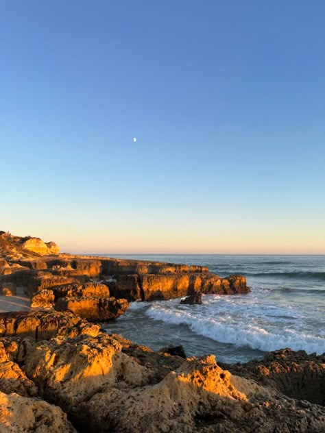 ocean in portugal Portugal Beach Aesthetic, Portugal Islands, Portuguese Aesthetic, Portuguese Summer, Portimao Portugal, Portugal Beaches, Holiday With Friends, Peace Aesthetic, Japanese Vibes