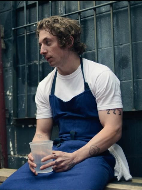 Lip Gallagher, Allen White, Chef Clothes, Jeremy Allen White, Overalls Men, Bear Outfits, Mens Outfit Inspiration, Men Fashion Casual Outfits, Attractive People