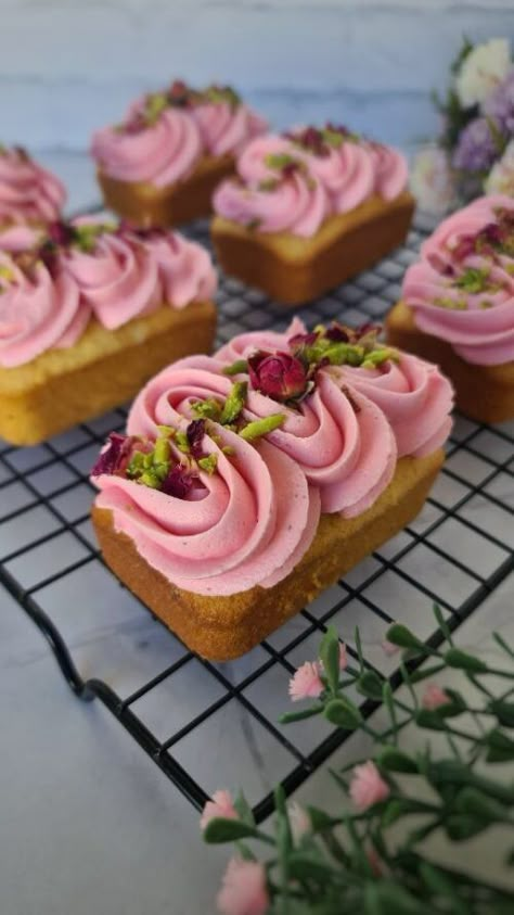 Rose & Cardamon Mini Loaves from @the_kitchen_girl - ResepMamiku.com Mini Loaf Decoration, Lemon Cake Flavor Combinations, Best Mini Cake Recipes, Valentines Mini Desserts, Rose And Cardamom Cake, Rose Flavored Cake, Cake Recipes Unique, Decorating Mini Cakes, Tea Flavored Desserts