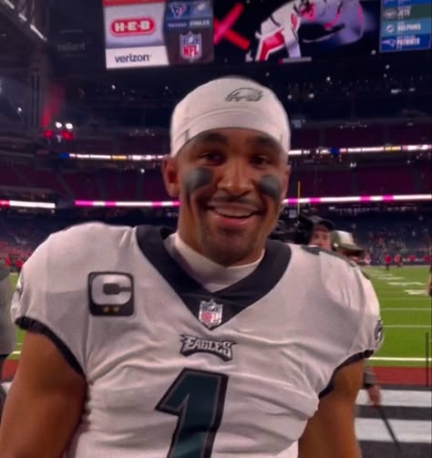 Fine Football Players, Nfl Pfp, Jalen Hurts Eagles, Football Eagles, Tee Higgins, Football Beer, Philly Eagles, Philadelphia Eagles Fans, Philadelphia Eagles Football