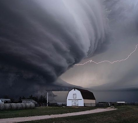 IFLScience on Instagram: “A supercell thunderstorm makes its way through Kansas. ​ ​As the climate crisis continues, extreme weather events such as this are likely…” Supercell Thunderstorm, Weather Activities For Kids, Thunder Photography, Weather Models, Thunder Storm, Storm Chasing, Riders On The Storm, Storm Photography, Wild Weather