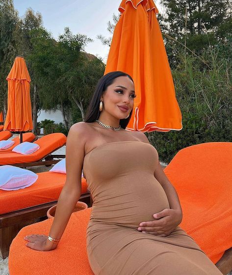 Formal Pregnancy Outfits, Ivana Santacruz, Insta Grid, 26 Weeks Pregnant, Egyptian Women, Pretty Pregnant, Maternity Chic, Mommy Outfits, Outfits Dressy