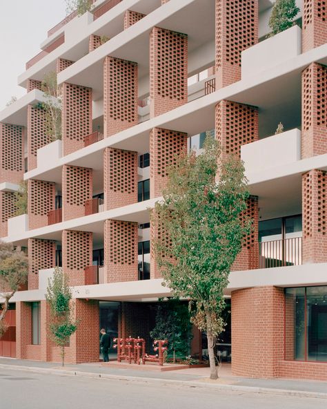 Gallery of Bruce Street Commercial Building / Carr - 16 Rectangle Building Architecture, Brick Facade Commercial Building, Tropical Architecture Design Concept, Brick Commercial Building Exterior, College Building Design, Office Building Architecture Facade, Brick Building Architecture, Brick Building Facade, Modern Brick Building