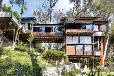 Modern House: West Head House by Peter Stutchbury Peter Stutchbury, Pole House, Hillside House, Cottage Rental, Australian Architecture, Modern Beach House, Lake Cottage, Australian Homes, House On A Hill