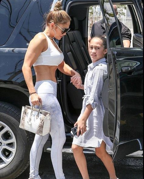 Emme Muniz with mother Jennifer Lopez #EmmeMaribelMuñiz Jennifer Lopez Workout, Jennifer Lopez Body, Jlo Style, Outfit Fitness, Scarf Knots, Stylish Leggings, Summer Leggings, Dresses Aesthetic, Iyengar Yoga