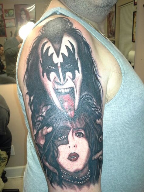 Carey's new kick a$$ KISS tattoo! Kiss Band Tattoo, Kiss Band Inspired Tattoos, Kiss Land Tattoos, Kiss The Band Art, Metal Tattoos, Kiss Band Black And White, Kiss Tattoo, Banda Kiss, Kiss Tattoos