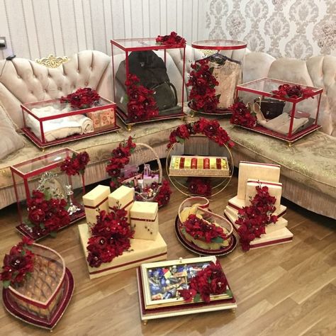 Wedding Marawa Ideas, Dala Ideas Wedding, Wedding Dala Decoration, Wedding Thaal Ideas, Dala Decoration Wedding, Wedding Taals Ideas, Engagement Gift Baskets Indian, Engagement Hamper Ideas, Taal Ideas