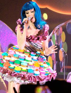 Katy Perry's cupcake dress dude I love this I want a cupcake know lol Katy Perry Costume, Candy Photoshoot, Celebrity Fashion Fails, Candy Costumes, Crazy Costumes, Fashion Fails, Cupcake Dress, Fashion Fail, Candy Girl