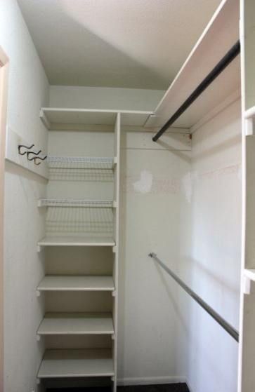 Small Walk In Closet Organization, Diy Kast, Small Master Closet, Narrow Closet, Apartemen Studio, Small Walk In Closet, Closet Small Bedroom, Walking Closet, Walk In Closet Design