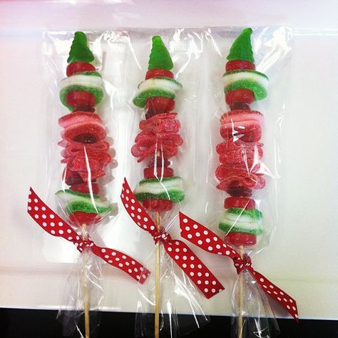 Christmas candy kabobs by Simply Sweets (no tutorial, but cute idea!) Christmas Candy Kabobs, Gummy Kabobs, Skewer Ideas, Homeroom Mom, Candy Creations, Candy Kabobs, Reindeer Games, Cake Studio, Candy Crafts