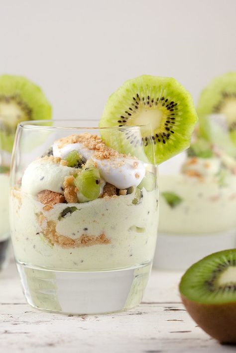 Recipes With Kiwi, Kiwi Recipes Dessert, Dessert Kiwi, Kiwi Dessert, Kiwi Recipes, Millionaire Shortbread, Easy Dessert Recipes, Fruit Dessert Recipes, Dessert Simple