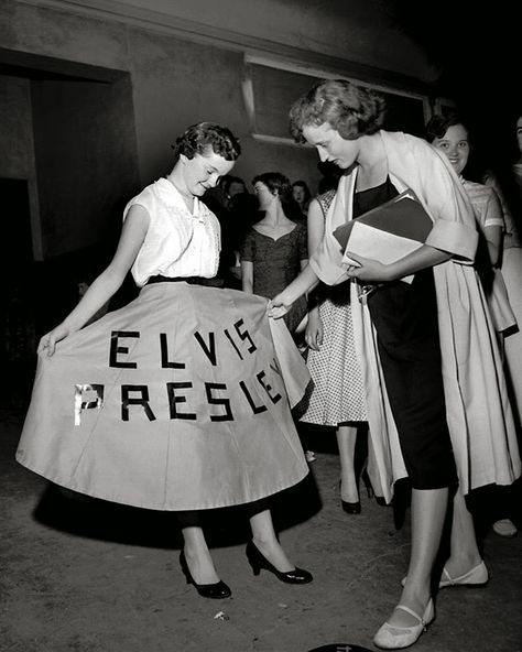 Young lady with Elvis Presley's name on her dress. Elvis Presley Concerts, Ali Michael, Sock Hop, Rare Images, Poodle Skirt, I'm With The Band, Chuck Norris, Circle Skirt, Vintage Photography