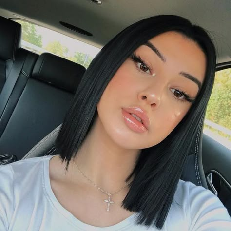 Pinterest | xbrattt ✝️💖✨ Bob Black, Angled Bob Hairstyles, Weak Hair, Black Bob, Bob Lace Front Wigs, Beauty Make-up, Long Bob Hairstyles, Short Black Hairstyles, Make Up Looks